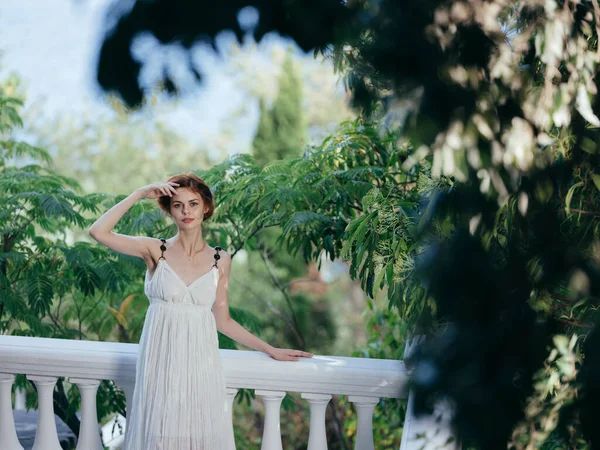 Γυναίκα με λευκό φόρεμα στη φύση Ελλάδα γοητεία φύση ταξίδια — Φωτογραφία Αρχείου