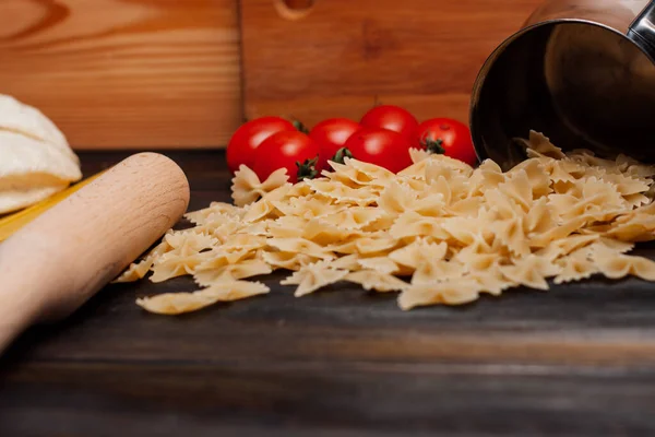 Pasta italiana pomodorini tagliere cibo — Foto Stock