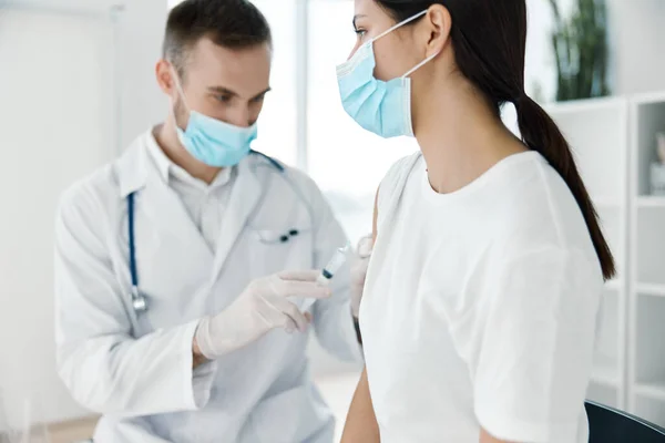 Лікар у медичній сукні та захисна маска шприц-інфекція вакцина ампула лабораторна лікарня — стокове фото