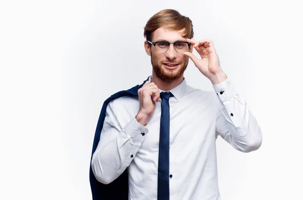 Όμορφος ξανθός επιχειρηματίας με σακάκι στον ώμο και γραβάτα μοντέλο πουκάμισο — Φωτογραφία Αρχείου