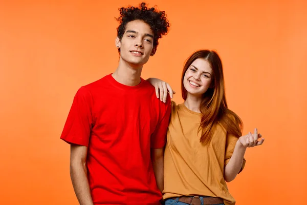 Śmieszne facet i dziewczyna w kolorowe t-shirty nowoczesny styl mody — Zdjęcie stockowe
