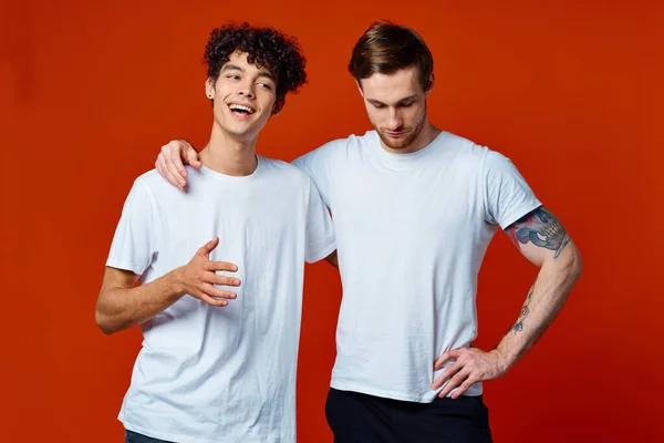 Due amici allegri in t-shirt bianche stanno fianco a fianco — Foto Stock