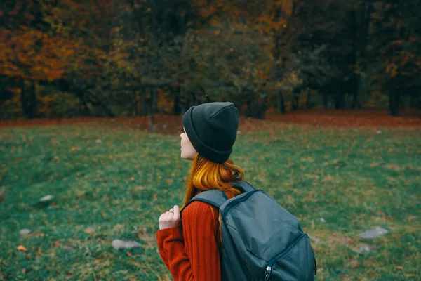 Donna con zaino sulla schiena trekking cappello da viaggio modello maglione — Foto Stock