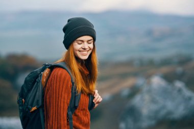 Doğadaki neşeli kadın macera yürüyüşü yapıyor.