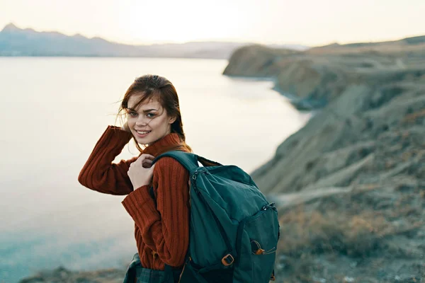 Щаслива жінка турист в червоному светрі в горах на природі біля моря — стокове фото