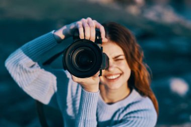 Güzel kadın fotoğrafçı doğa kayalık dağlar profesyonelliğe yakın.