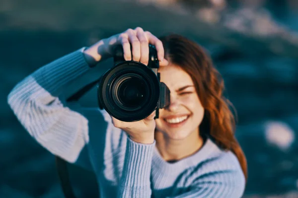 Hübsche Frau Fotografin Natur Felsige Berge Nahaufnahme Profi — Stockfoto