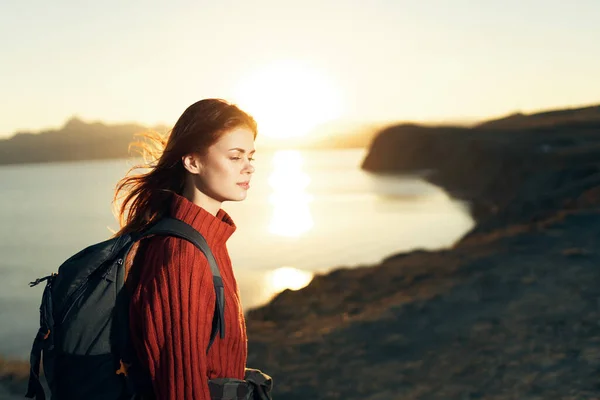 Bella donna con zaino turismo vacanze paesaggio — Foto Stock