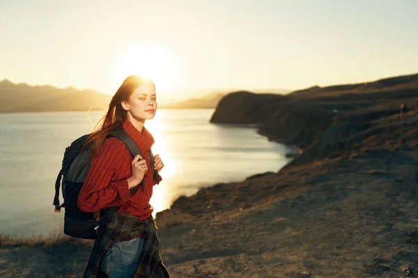 Жінка ходить по горизонту заходу сонця скелясті гори свіже повітря — стокове фото