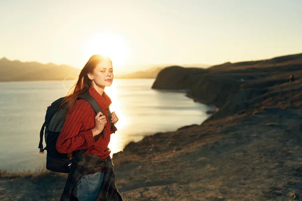 Donna escursionista tramonto orizzonte montagne rocciose aria fresca — Foto Stock