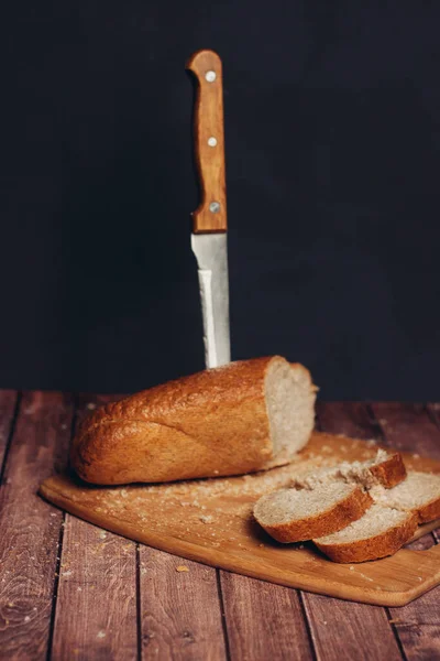Friss ropogós kenyérvágó kés fából készült asztali liszt termék — Stock Fotó