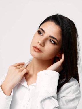 Beyaz gömlekli güzel bir kadının portresi yakın plan çekimde.