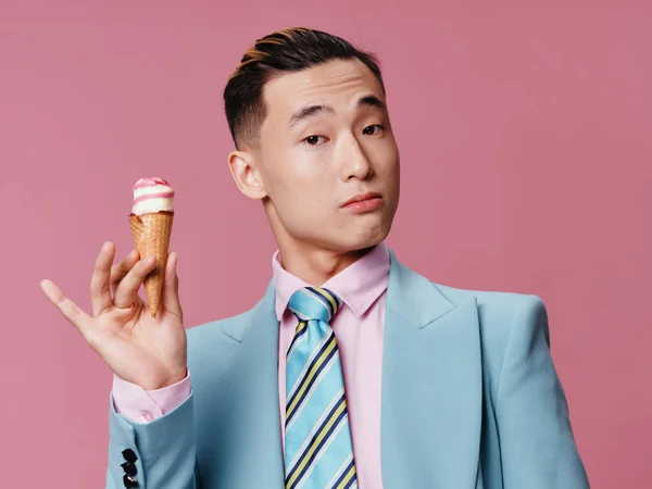 可愛いアジア人男性アイスクリームスイーツピンク｜バックグラウンドライフスタイル — ストック写真