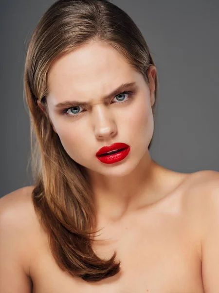 Nackte Frau beleidigt aussehen hell geschminkt Blondine auf einem grauen Hintergrund — Stockfoto