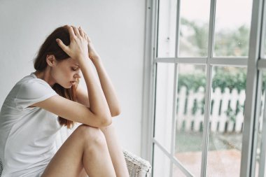 Evde oturan kadın yalnızlık üzüntü depresyon duyguları.