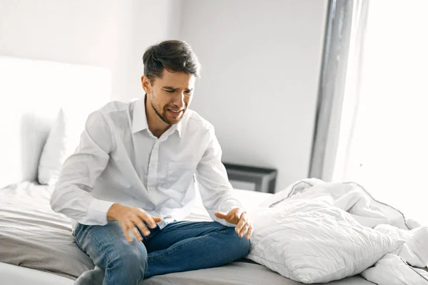 Hombre emocional llorando en casa en la cama soledad depresión — Foto de Stock