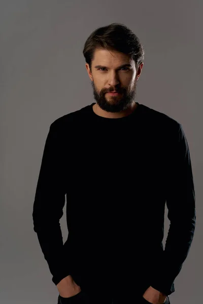 Hombre barbudo en suéter negro elegante estilo moda mirada seria — Foto de Stock