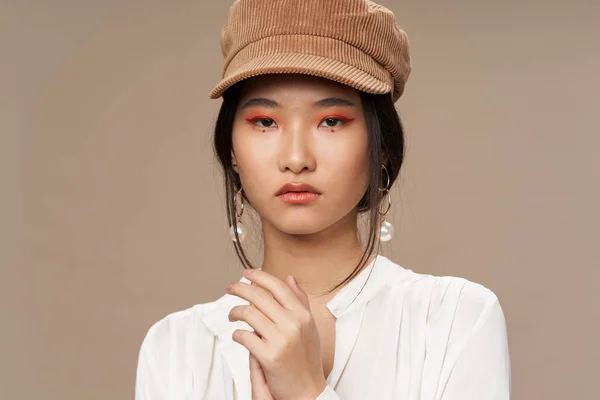 Kvinna asiatisk utseende ljus makeup dekoration beige bakgrund lyx — Stockfoto