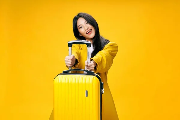 Asiatico donna con giallo valigia vacanza passeggero divertimento — Foto Stock