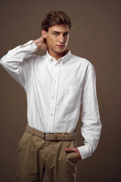 Hombre de negocios en camisa gerente de confianza fondo beige — Foto de Stock