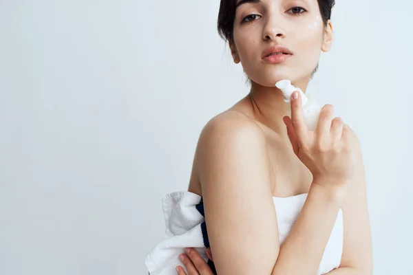 Bella donna in asciugamano bianco lozione spalle nude igiene della pelle pulita — Foto Stock