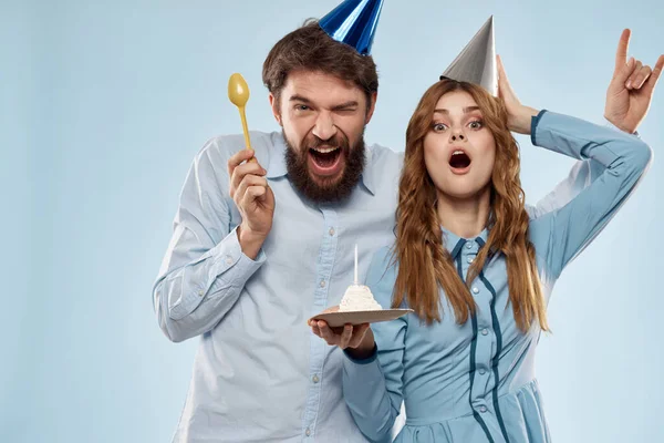 Fiesta hombre y mujer cumpleaños pastel corporativo divertido fondo azul — Foto de Stock