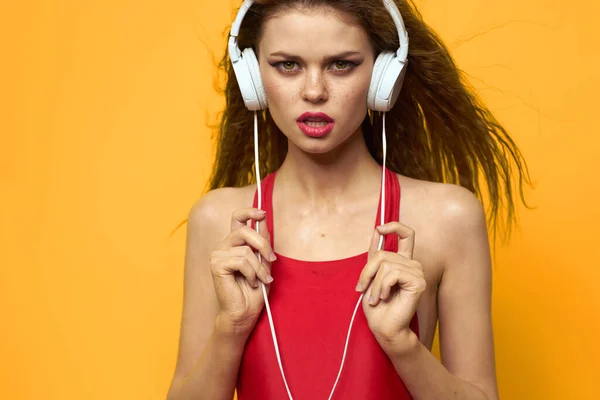 Mujer emocional en auriculares blancos escucha música estilo de vida divertido fondo amarillo —  Fotos de Stock