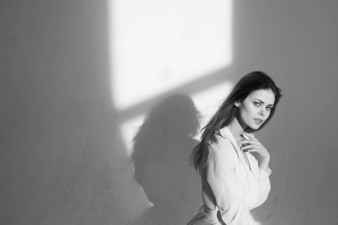 Beyaz elbiseli çekici kadın göz kamaştırıcı bir hayat tarzı var.