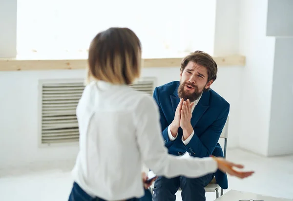 Psicologa donna che parla con problema di diagnosi di consultazione paziente — Foto Stock