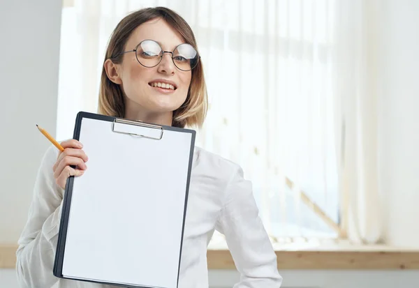 Weißes Blatt Papier Frau, die in der Nähe des Fensters wohnt Ordner mit Dokumenten — Stockfoto