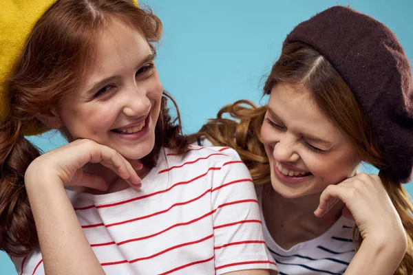 Alegre chica y mujer en un fondo azul hermanas familia emociones — Foto de Stock