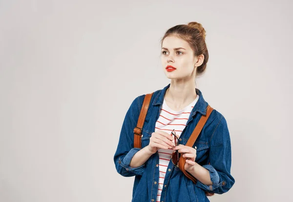 Vacker kvinna mode kläder ryggsäck student studio beskärd vy — Stockfoto