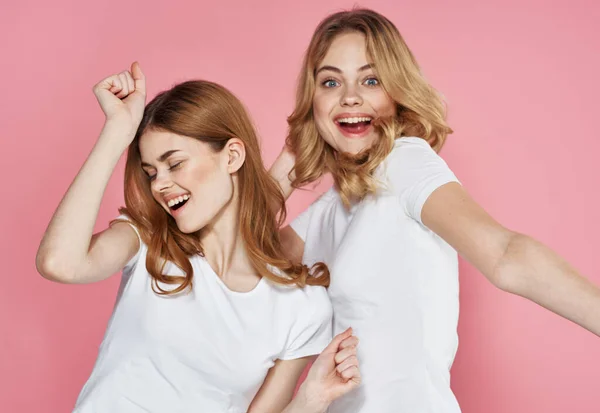 Dos mujeres alegres en camisetas blancas diversión estilo de vida estudio amistad —  Fotos de Stock