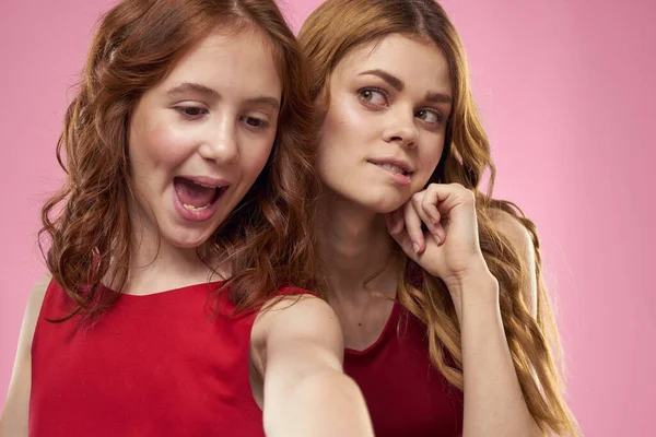 Mutter und Tochter Spaß Kommunikation Familie Freude rosa Hintergrund beschnitten Ansicht — Stockfoto