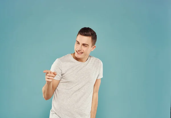 Homem de t-shirt branca Estúdio azul fundo emoções — Fotografia de Stock