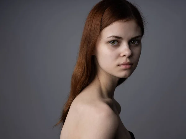 Retrato de mujer sobre fondo gris modelo encantador pelo rojo aspecto recortado —  Fotos de Stock