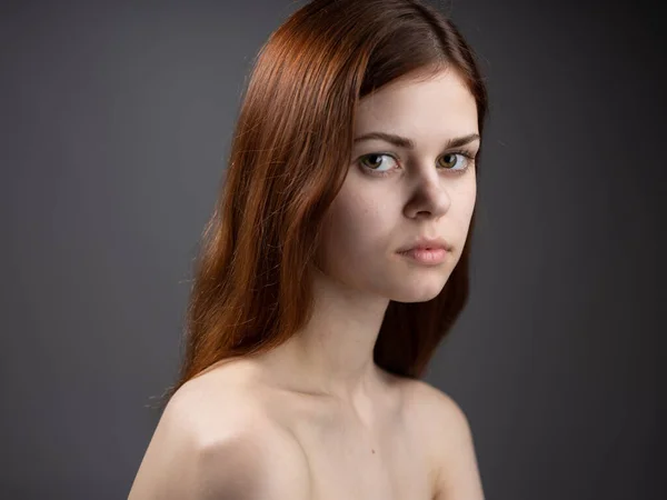 裸体の赤い髪の肩モデルの裸の肩側のビューを持つ女性 — ストック写真