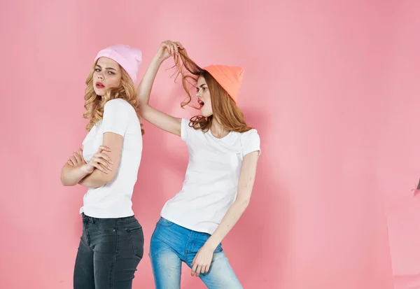 Duas mulheres moda estilo de vida comunicação amizade mais divertido fundo rosa — Fotografia de Stock