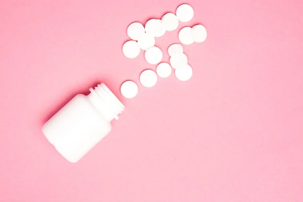 Βάζο με πολύχρωμα δισκία Φαρμακευτικά χάπια βιταμινών — Φωτογραφία Αρχείου