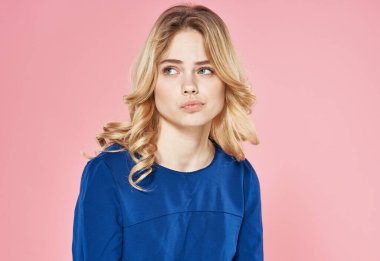 Güzel kadın yaşam tarzı stüdyo duyguları pembe arkaplanı kapladı.