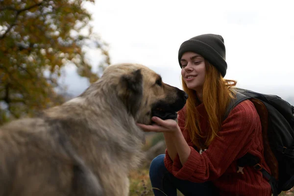 Femmes touristes jouer avec un chien en plein air voyage amitié joie — Photo