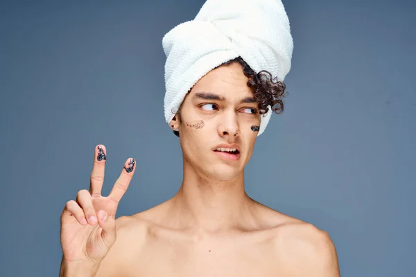 Hombre con toalla de hombros desnuda en crema para la cabeza cosmetología de la piel limpia — Foto de Stock