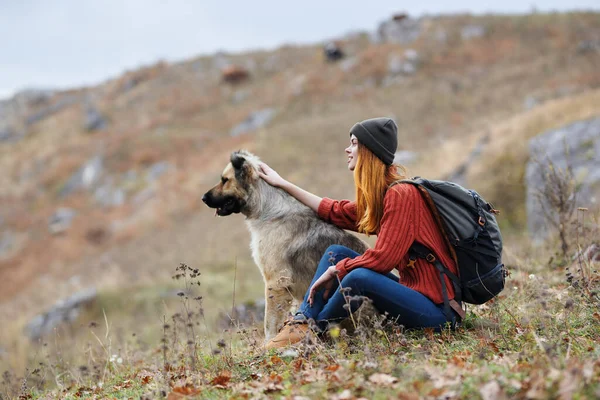 女人登山带狗在大自然中友谊旅行度假 — 图库照片