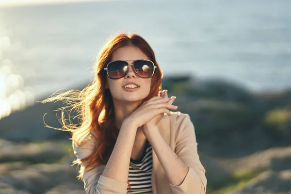 Felice donna in occhiali viaggia sulla natura in montagna vicino al mare al tramonto vista ritagliata — Foto Stock
