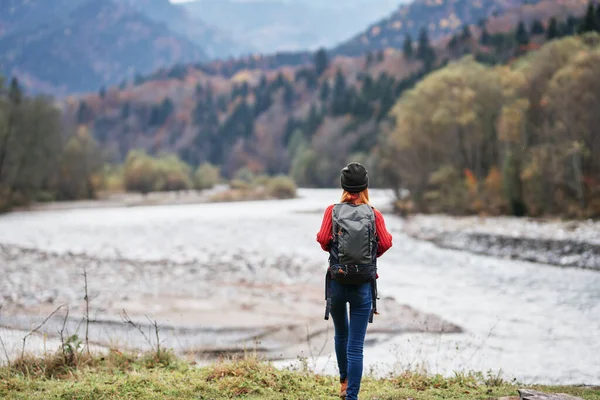 관광 여행을 하고 있는 숲 과산의 강둑에 사는 여자 — 스톡 사진