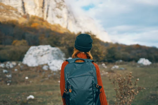 Donna escursionista natura viaggio vacanza paesaggio divertimento — Foto Stock