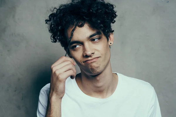 Cheerful guy with curly hair white t-shirt gray background model cropped view — Stock Photo, Image