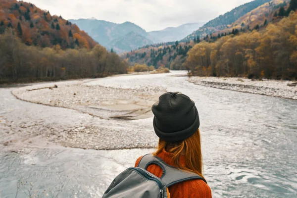 Beau voyageur avec un sac à dos près de la rivière dans les montagnes sur le paysage naturel — Photo