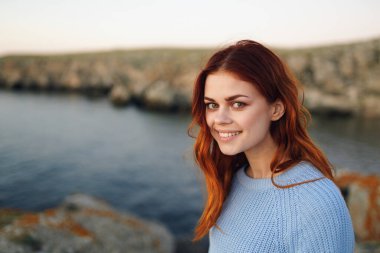 Doğaya hayran olan neşeli kadın özgürlük seyahati manzarası