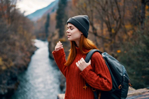 Mulher turista mochileiro na ponte perto do rio outono montanhas da floresta — Fotografia de Stock